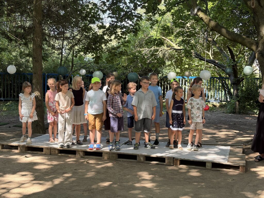 Deti vystupujú na pódiu na školskom dvore